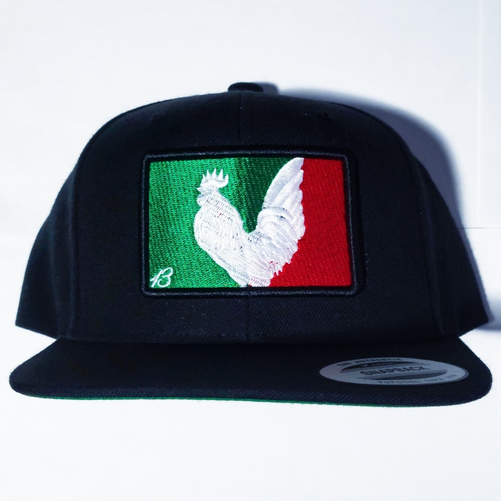 Gorra tipo Snapback con bordado de Gallo